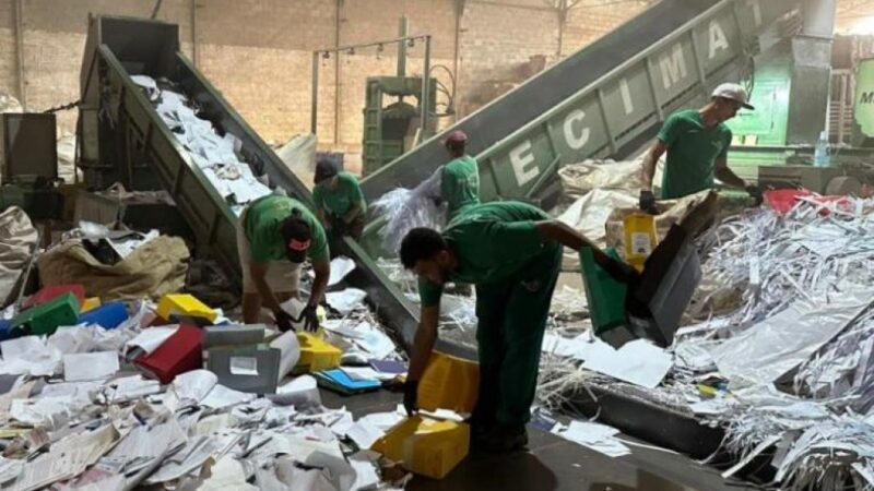 Polícia Militar descarta 211 quilos de documentos que perderam a validade