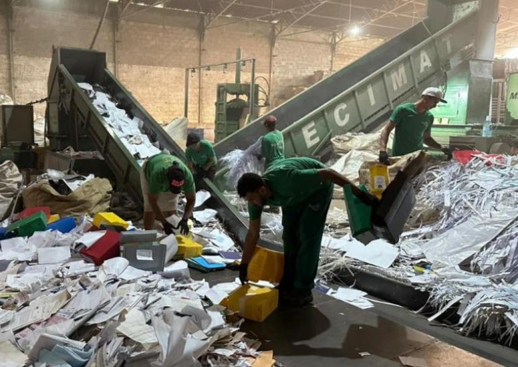 Polícia Militar descarta 211 quilos de documentos que perderam a validade