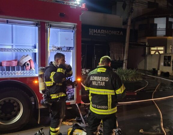 Bombeiros combatem incêndio em estabelecimento comercial em Lucas do Rio Verde