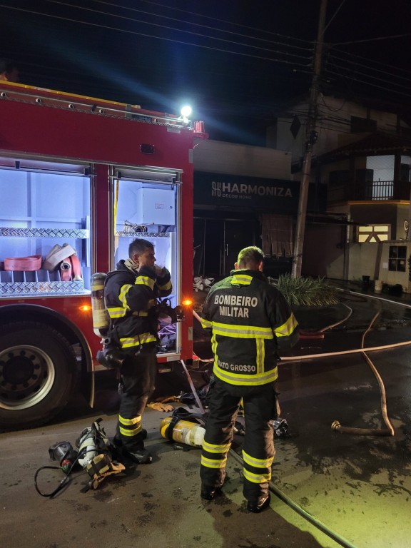 Bombeiros combatem incêndio em estabelecimento comercial em Lucas do Rio Verde