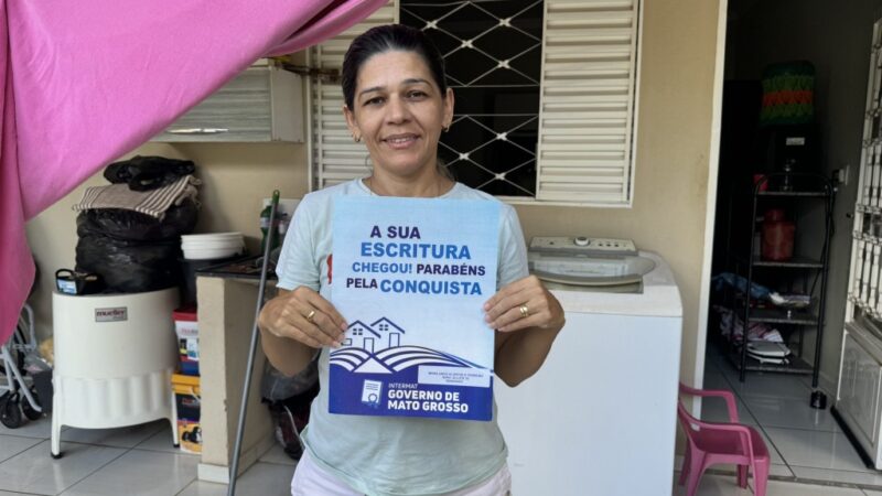 “Agora sou dona de verdade da minha casa”, afirma moradora que recebeu escritura do Governo de MT