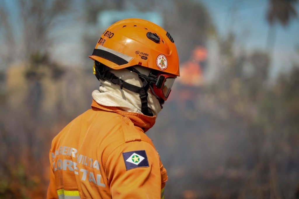 Corpo de Bombeiros combate dois incêndios florestais em Mato Grosso nesta terça-feira (18)