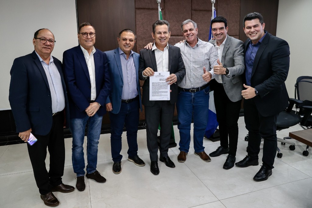 Governador autoriza convênios para obras de asfalto novo em Campo Verde e Acorizal e ponte em Primavera