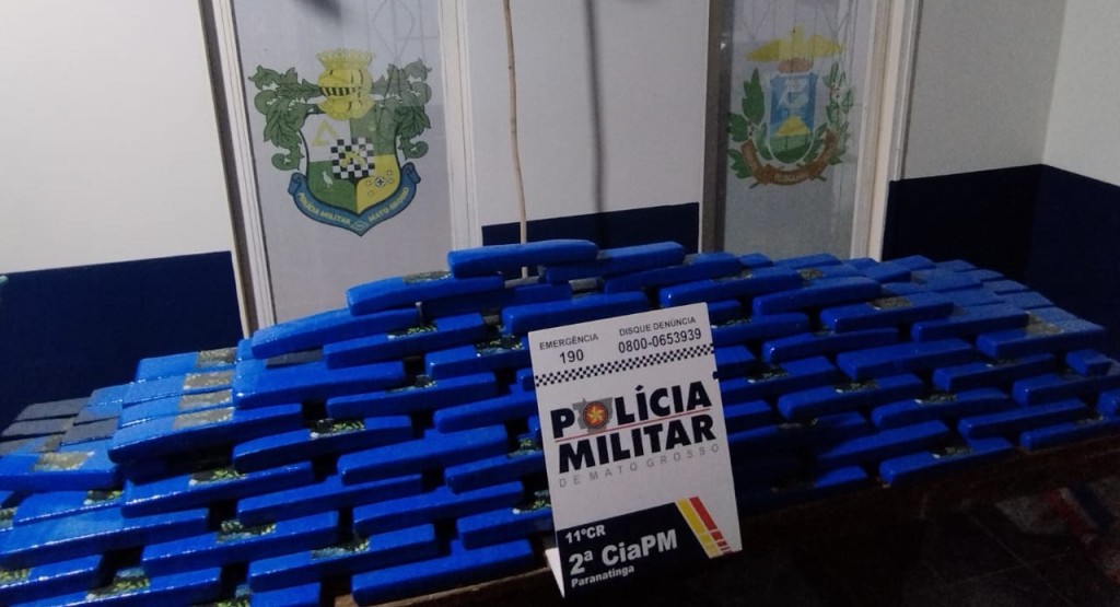 PM prende três pessoas que transportavam mais de 300 kg de maconha em carro roubado