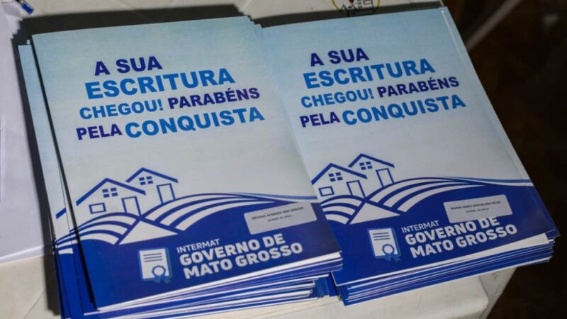 Governo de MT entrega 300 escrituras a moradores do Pedra 90 e Cinturão Verde em Cuiabá