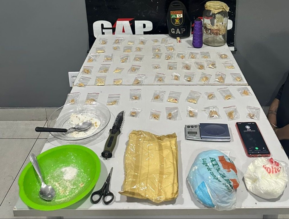 PM prende trio por tráfico de drogas e apreende 60 porções de pasta base