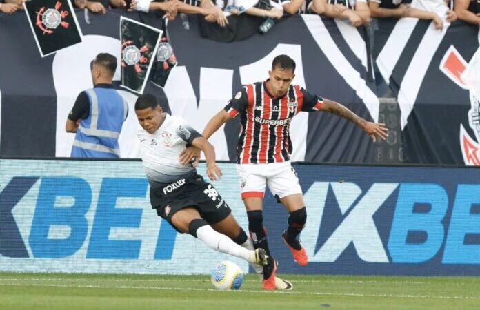 Corinthians e São Paulo empatam em clássico com quatro gols, tumulto e expulsão pelo Brasileiro