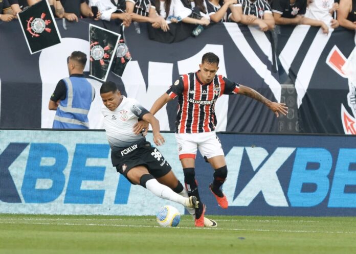 Corinthians e São Paulo empatam em clássico com quatro gols, tumulto e expulsão pelo Brasileiro