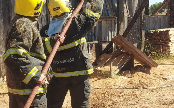 Corpo de Bombeiros Militar de Guarantã do Norte combate incêndio em edificação