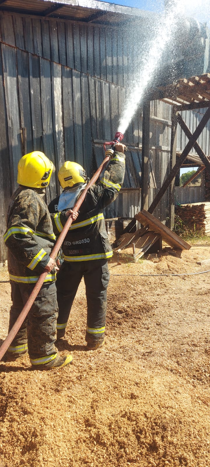 Corpo de Bombeiros Militar de Guarantã do Norte combate incêndio em edificação