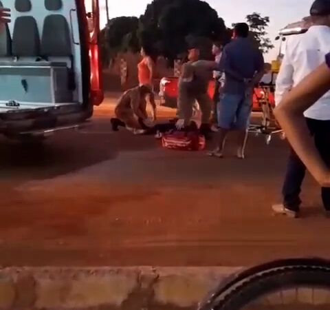 Veja o vídeo/Motociclista é socorrido após se envolver em acidente de trânsito com uma caminhonete no Bairro Cotrel em Guarantã do Norte.