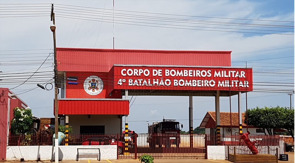 Bombeiros resgatam vítima que ficou presa em ferragens de veículo após acidente