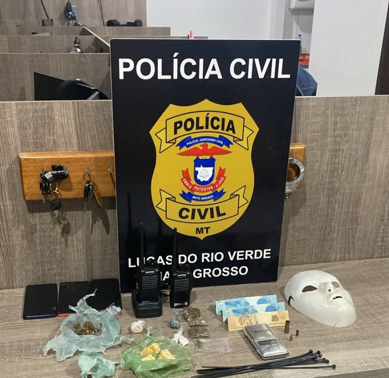 Ação policial liberta adolescente de cárcere privado e prende dois por tráfico de drogas