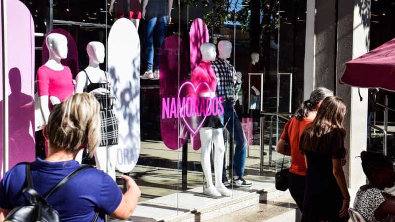 Consumidores devem redobrar cuidados com promoções do Dia dos Namorados
