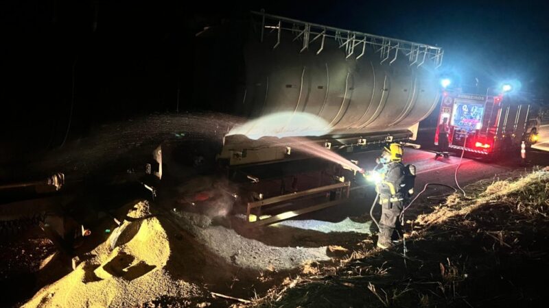 Corpo de Bombeiros realiza rescaldo em caminhão carregado com ração para suínos