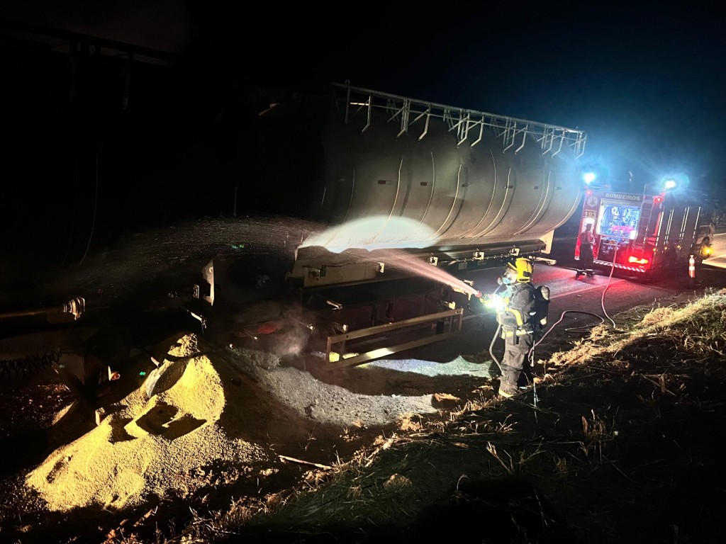 Corpo de Bombeiros realiza rescaldo em caminhão carregado com ração para suínos