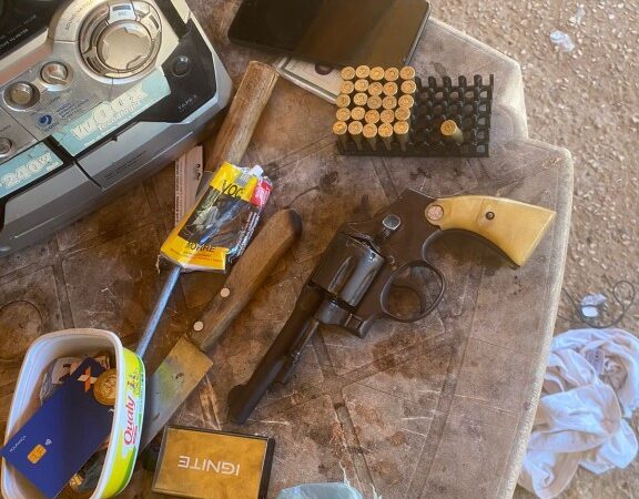 Policiais civis e militares detêm 5 pessoas com drogas e arma de fogo em Cáceres