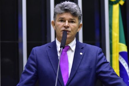 Medeiros critica “guerra de torcidas”, mas pede ajuste em projeto