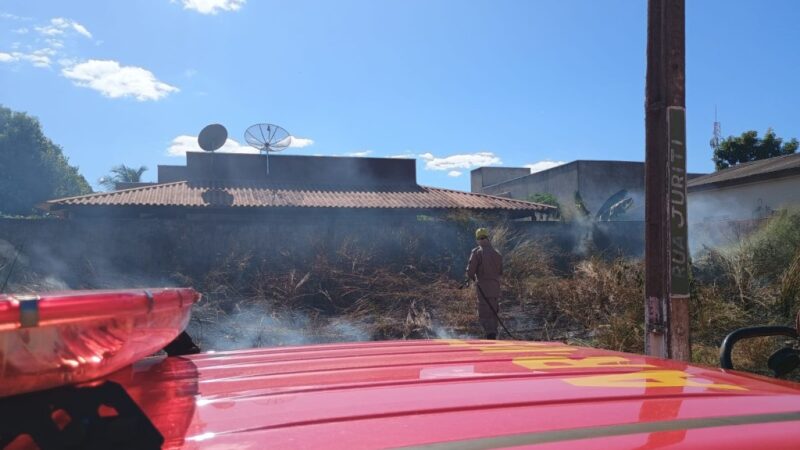 Corpo de Bombeiros Militar combate incêndio em terreno baldio