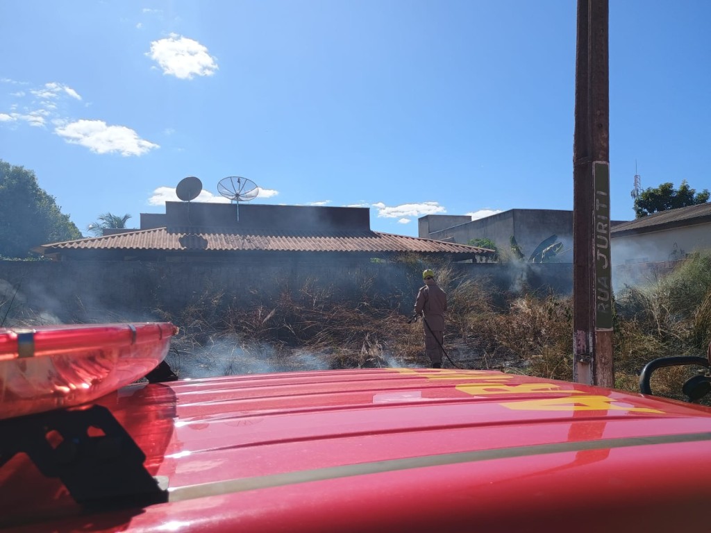 Corpo de Bombeiros Militar combate incêndio em terreno baldio