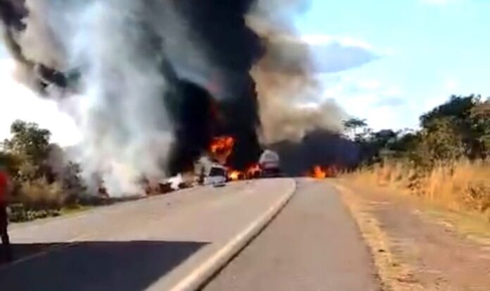 Colisão entre duas carretas e carro deixa um morto em rodovia federal em Mato Grosso