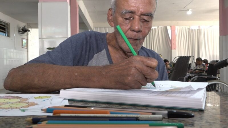 Aos 82 anos, idoso que só cursou até a 4ª série volta a estudar com programa do Governo de MT