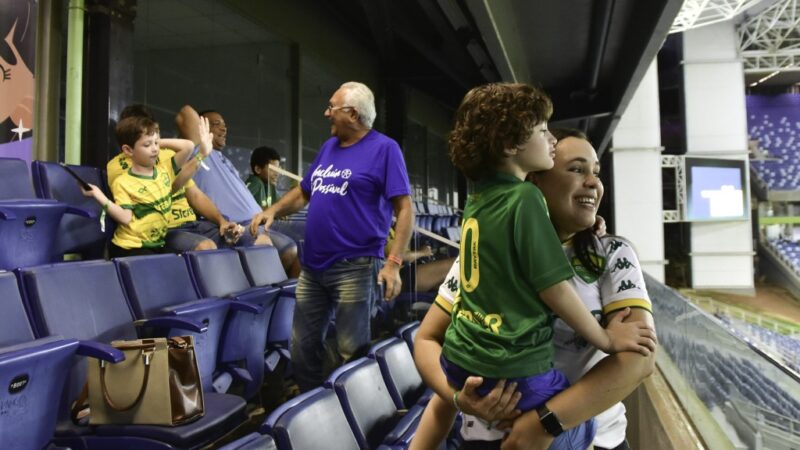 Crianças sorteadas para assistir jogo do Cuiabá pelo Brasileirão aproveitam momento de lazer no Camarote do Autista
