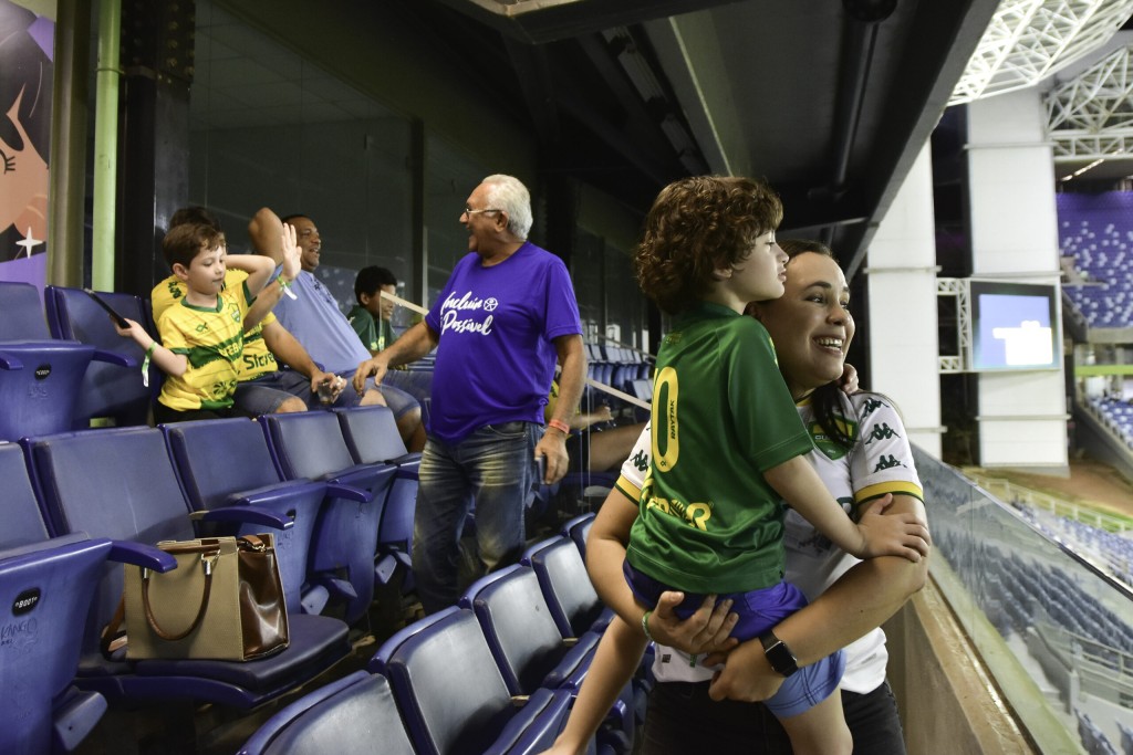 Crianças sorteadas para assistir jogo do Cuiabá pelo Brasileirão aproveitam momento de lazer no Camarote do Autista