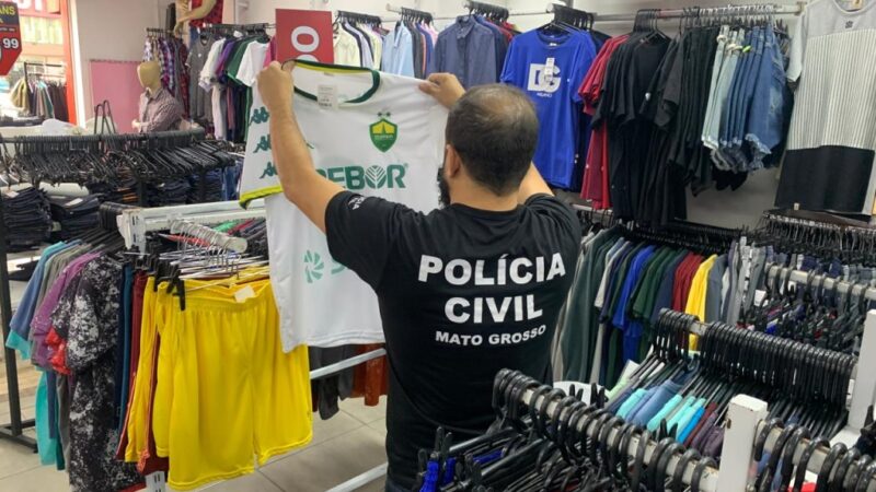 Polícia Civil e Procon apreendem 170 camisetas de time falsificadas em loja em Várzea Grande