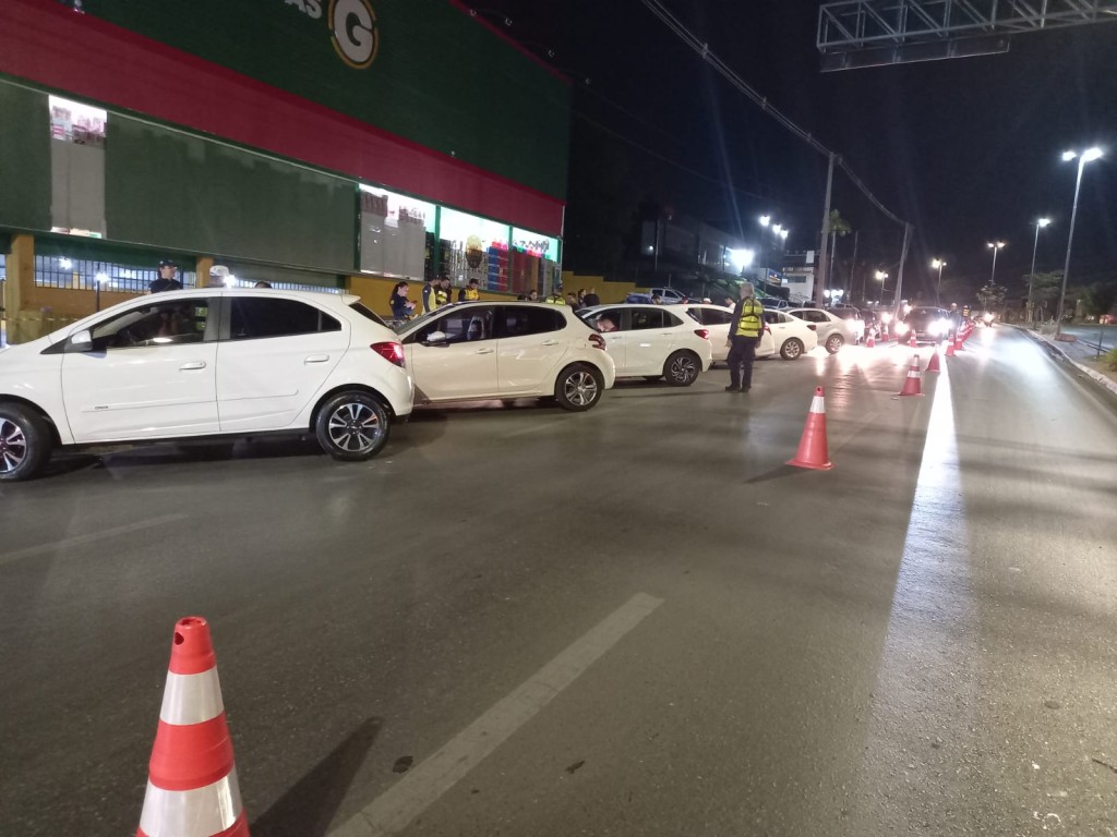Agentes de segurança prendem 13 motoristas alcoolizados na madrugada deste domingo (16)