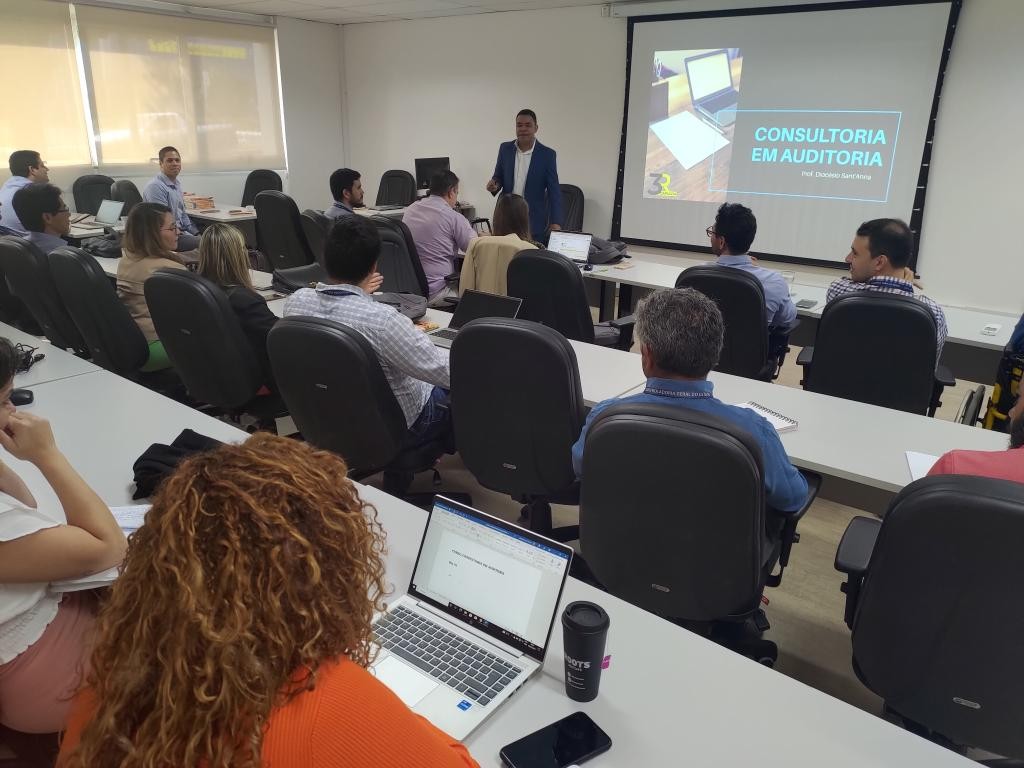 CGE realiza curso para auditores e controladores municipais