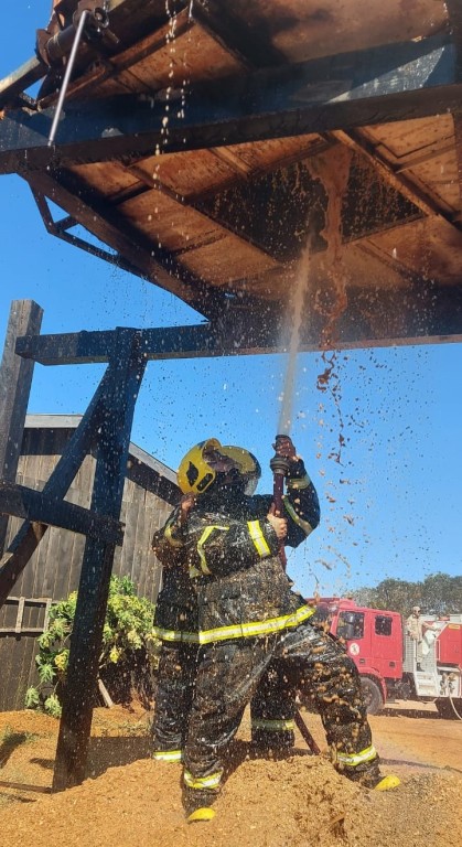 Corpo de Bombeiros Militar combate incêndio em serraria em Guarantã do Norte