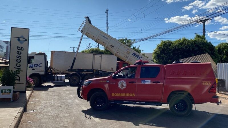 Corpo de Bombeiros atende ocorrência de caminhão carregado de areia que ficou preso em fiação