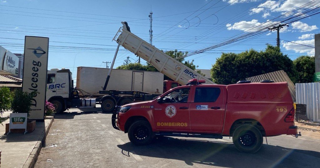 Corpo de Bombeiros atende ocorrência de caminhão carregado de areia que ficou preso em fiação