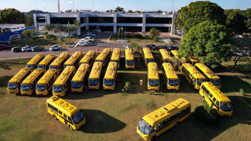 Governo de MT entrega 270 ônibus escolares para 76 municípios e assina convênios para obras de escolas