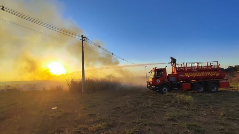Corpo de Bombeiros Militar combate incêndio em vegetação em Primavera do Leste