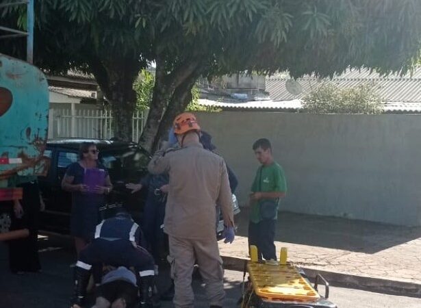 Corpo de Bombeiros atende acidente envolvendo motocicleta e caminhão