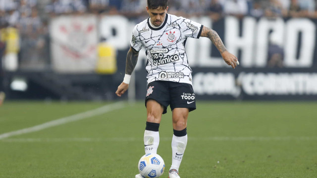 Lesão na coxa deve deixar Fagner fora do time do Corinthians até o final do mês