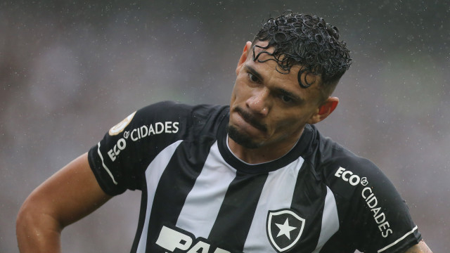 Botafogo anuncia renovação de contrato do artilheiro Tiquinho Soares até 2026