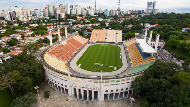 Pacaembu já tem gramado sintético e pode voltar a receber público neste mês