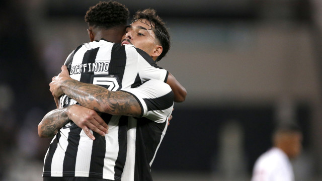 Botafogo defende a liderança em confronto direto contra o Athletico-PR