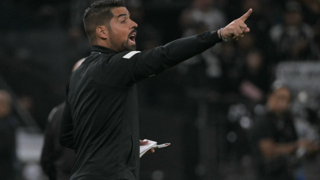 António Oliveira vê crescimento no Corinthians apesar da quarta derrota no Brasileirão