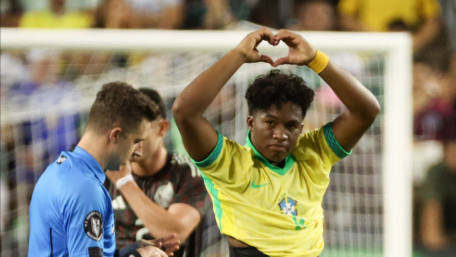 Endrick divide glória da vitória com grupo após fazer gol salvador: ‘Deus me colocou ali’