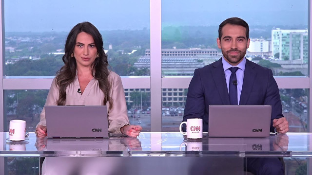 Âncora da CNN encerra jornal chorando após perda familiar de colega de bancada