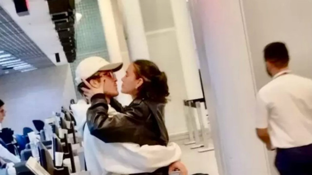 Bruna Marquezine e João Guilherme se beijam em público pela primeira vez, em local estratégico