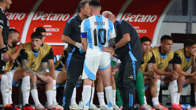 Messi ‘assusta’ Argentina: "Espero que não seja nada de grave"