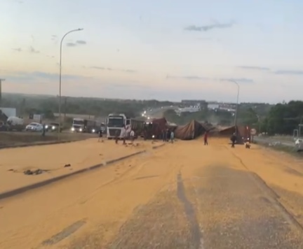 Carreta tomba, espalha carga de milho e interdita BR-163 entre Sinop e Sorriso