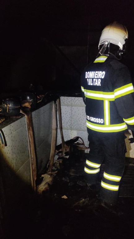 Corpo de Bombeiros Militar combate incêndio em empresa de refrigeradores