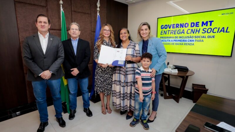 Primeira-dama de MT celebra maioria de CNHs para mulheres beneficiadas com SER Família CNH Social