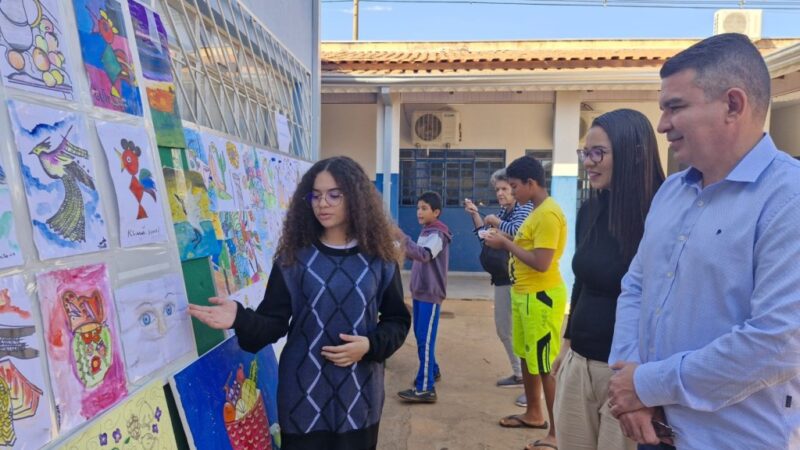 Alunos do programa Rede Cidadã participam de exposição de artes plásticas e apresentação musical